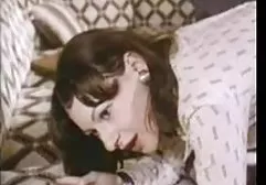 دختر در سرطان شلوار بر ویدیو سوپر خارجی روی نیمکت