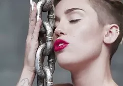 بانوی تنهایی از جوراب شلواری پاره خارجی سکسی شده شروع می شود