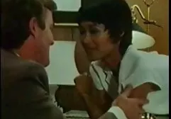 جودیت B در حالی نمایش فیلم سکسی خارجی که خواندن یک مجله زن را روی نیمکت چرمی دم کرده بود، فریاد کشید