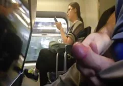 او خود خارجی سکسی را برای یک عضو که در داخل آن ماساژ می گیرد، ماساژ دهنده می گیرد