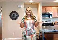 دختر با فیلم سوپرایرانی وخارجی سینه های زیبا بر روی نیمکت نشسته است