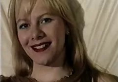 دختر بیدمشک فیلم های پورن خارجی روی میز آشپزخانه تکان می خورد