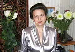 دختر در کلاه بیسبال پنهان کردن پشت علف pissing در مسیر فیلم سوپر خارجی 2018