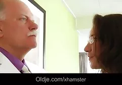 انجام ژیمناستیک آن را سوپر وسکس خارجی با یک استریبازی ترکیب کرد