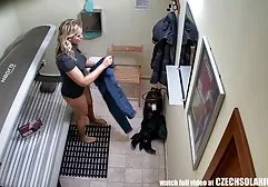 به طبیعت می آید و ایستاده برهنه سایت های خارجی سکس می کند