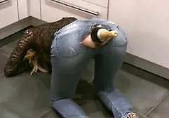 در حالی که شوهر در سفر فیلم خارجی سیکس تجاری است، عروسک عاشق او است