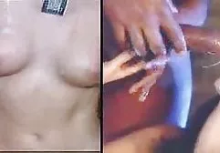 او لباس و پودر را در حمام دوش سکس خارجی داستانی وادار کرده است