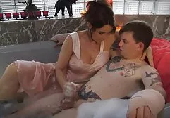 دوستان جوجه را کلیپ س خارجی با دو لگن فریاد زدند