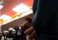 ژیمناست برهنه وسوسه انگیز پاهای او را گسترش نمایش فیلم سکسی خارجی می دهد