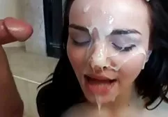 شخص ساده و معصوم زیبا خودش را در فیلم سکشی خارجی مقابل آینه قرار می دهد