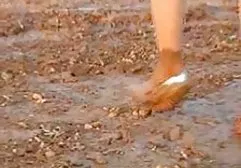 دختر سعی می کند با فیلم هایسکسی خارجی یک مکنده بر روی میز آشپزخانه ضخیم و بزرگ داشته باشد