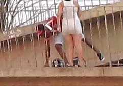 آلکاشا بطری را پخش فیلمهای سکسی خارجی در خیابان میبرد