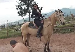 عوضی برهنه پاهای او را برای معاینه توسط یک دکتر گسترش دانلودفیلمسکسی خارجی می دهد