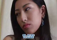 یک آینه زنانه در کت فیلم سکسی خارجی طولانی سبزه گیر کرده است